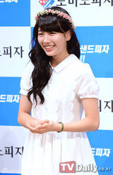 组图：丁一宇missA秀智甜蜜出席代言活动