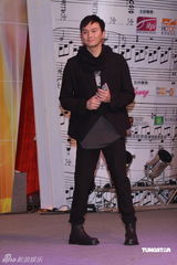 高清图：张智霖等齐聚音乐汇展颁奖 容祖儿夺九奖