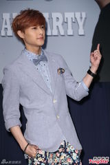 组图：JPM王子撇绯闻女友杨丞琳提前庆生