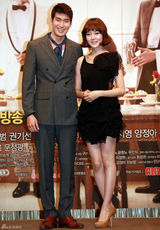 组图：韩剧《浪漫小镇》宣传 成宥利闵孝琳美腿PK