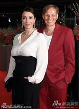 《我最好的敌人》首映 斯特劳斯玩黑白配展风情