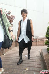 组图：黄品源婚变后首现身 激动落男儿泪