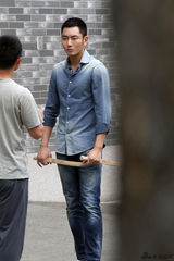 组图：李东学为电影新作练武 赤膊上阵秀肌肉