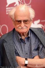 组图：威尼斯重启未来发布会 导演园子温亮相