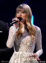 组图：泰勒亮相格莱美提名音乐会 镂空礼服晒钻戒