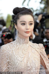 组图：范冰冰戛纳走秀 发髻复古蕾丝礼服妩媚优雅