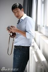 幻灯图：张国强《好主妇》中拍大片 显成熟低调