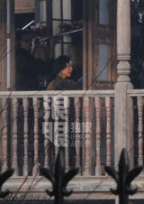 组图：章子怡上海补拍戏份 一袭旗袍气质古韵