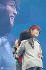 高清组图：金在中登陆泰国与5000粉丝共度时光