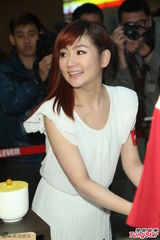 组图：Selina无袖长裙亮相 坦然露手臂疤痕