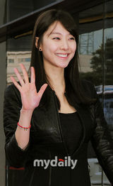 组图：张赫等出席娱乐公司合作协议签署仪式