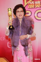 组图：李香琴获颁万千光辉演艺人大奖