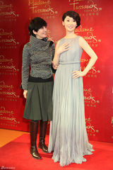 组图：徐帆蜡像入驻杜莎馆 和冯小刚蜡像玩对拍