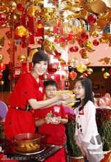 高清图：杨怡亲手做汤圆 甜蜜庆元宵 