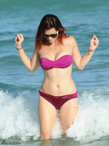 组图：杰西卡比基尼海滩嬉戏 S身材展熟女魅力