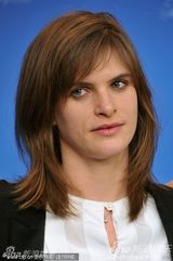 《除了我们还有谁》发布会 男星迪赫英伦范十足