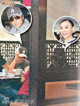 组图：Lucas生日拉拢父母同台吃饭