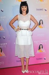 组图：水果姐复古外套拍大片 表情怪异托腮甜笑