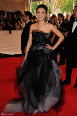 高清组图：纽约大都会庆典 米拉-库尼斯秀黑色纱裙