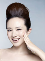 高清图：孟茜全新写真秀无痕肌肤 展露自信笑容