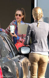 组图：杰西卡-阿尔芭素颜现身条纹外套搭牛仔裤