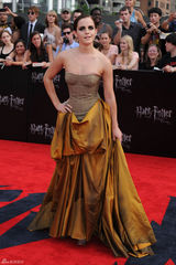 高组图：《哈7下》纽约首映 艾玛低胸礼服亮相