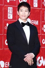 组图：张东健等捧场电影节 梁朝伟牵手宋慧乔