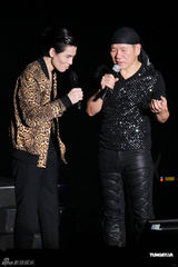 组图：赵传台北酷感开唱 与后辈萧敬腾同台拼歌