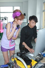 组图：何佩瑜陈静仪拍广告 背心热裤活力上阵