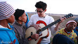 组图：李治廷非洲行花絮 与小朋友弹吉他玩耍