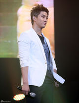 高清组图：韩组合2PM歌迷会互动 帅气秀劲歌热舞