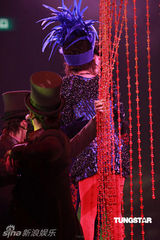 高清组图：郑伊健演唱会 舒淇登台与其热吻