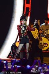 组图：斯威夫特性感短裙献唱 囊括最佳女歌手等3奖