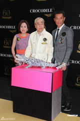 组图：古天乐帅气出席品牌活动 为3D画作揭幕