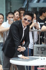 组图：黄晓明帅气走红毯 张馨予黄西装亮眼