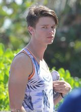 阿诺长子度假比基尼美女围绕 女友翘臀紧贴(图)