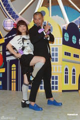 组图：周家蔚出席活动穿平底鞋宣布怀孕三月