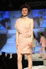 组图：袁泉产后复出粉嫩走秀 优雅秀香肩显成熟