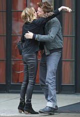 高清组图：艾玛-罗伯兹现身纽约 和男友人亲密