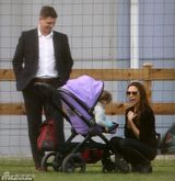 组图：辣妹哄小七扮鬼脸 御姐弃臭脸女王范不再