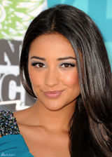 高清组图：莎伊-米切尔蓝色礼服秀巧克力肤色