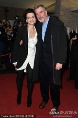 组图：《她们》柏林首映朱丽叶-比诺什热拥搭档