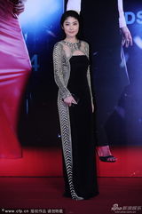 组图：陈慧琳黑色长裙典雅秀美背