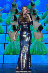 组图：央视春晚宋祖英席琳迪翁合唱《茉莉花》