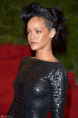 高清组图：蕾哈娜黑色露背礼服亮相时装庆典