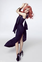 组图：张靓颖登杂志封面 耀眼粉发配珠宝