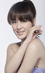 组图：《香格里拉》女主角卓玛变身现代淑女