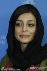 高清：《内达和西敏》亮相 莱拉-哈塔米黑衣玩神秘