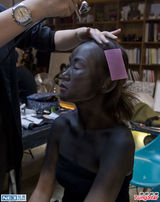 组图：王菀之备战演唱会 白妞变黑妹感受震憾