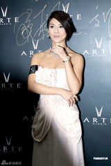 组图：杨采妮白裙亮相露香肩 秀珠宝高贵典雅